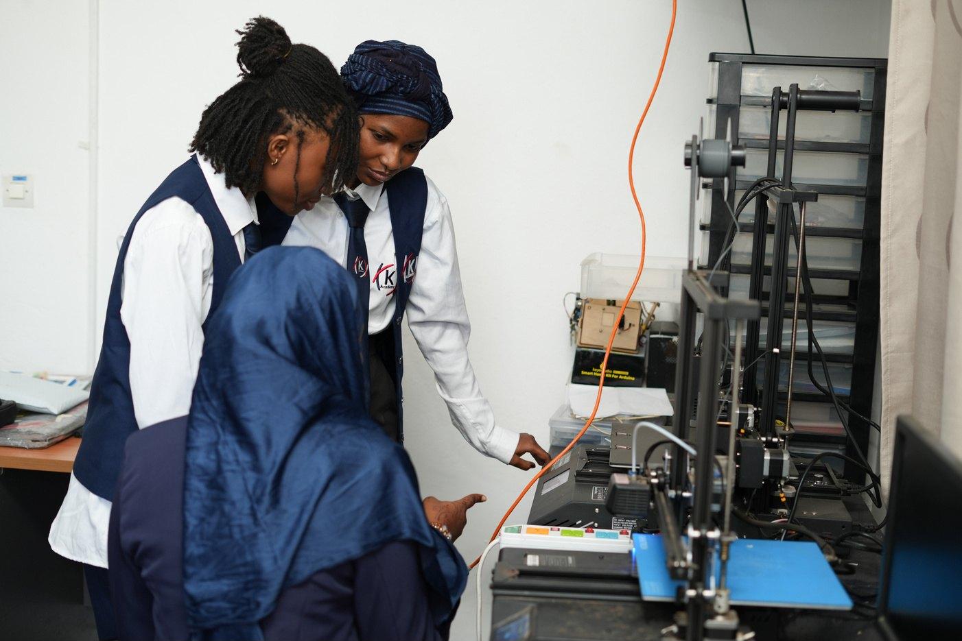 Étudiants au FabLab du campus : impression 3D et fabrication numérique